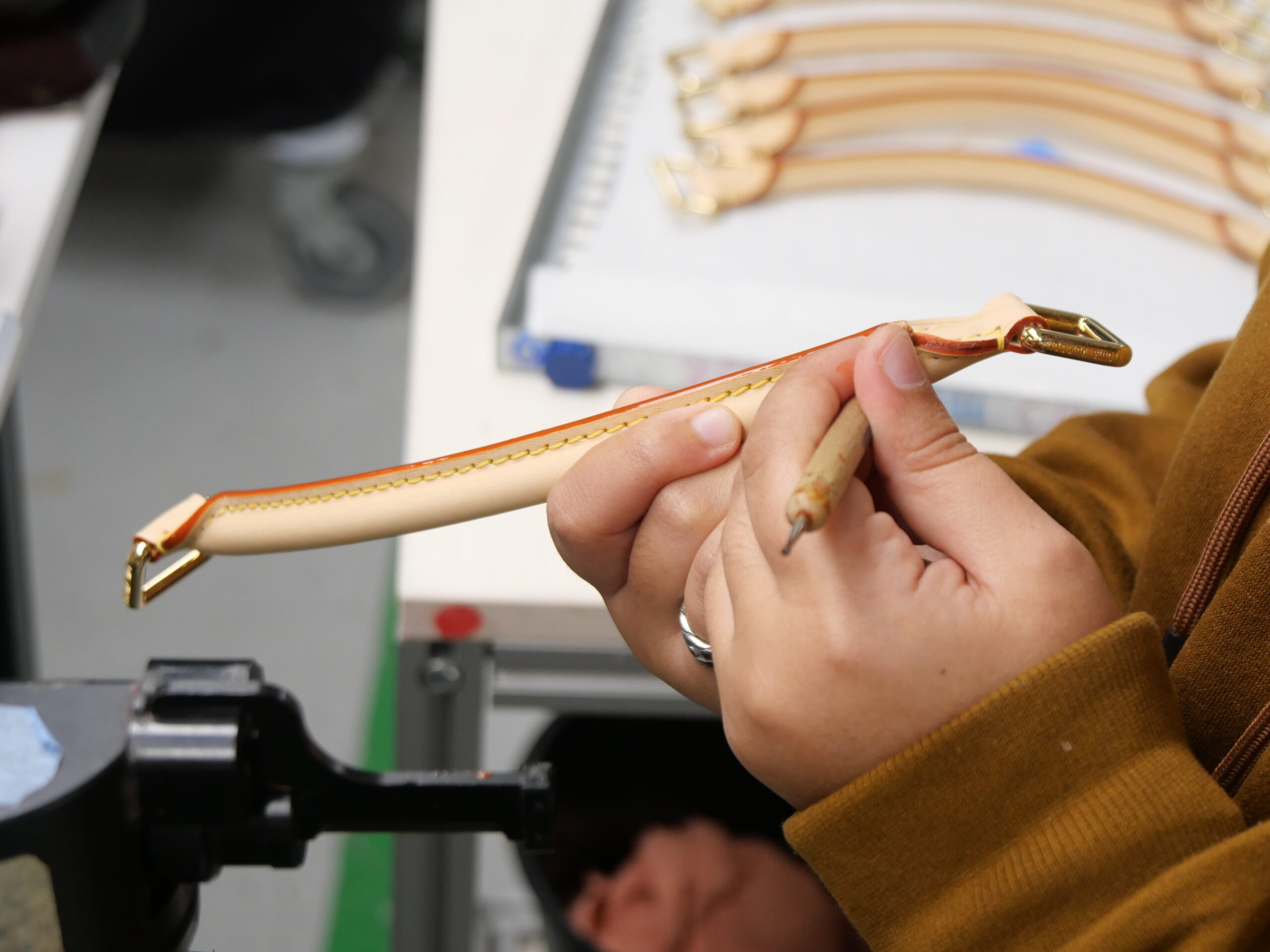 Contrôle qualité finition bandoulière cuir – savoir-faire ELC Fougères