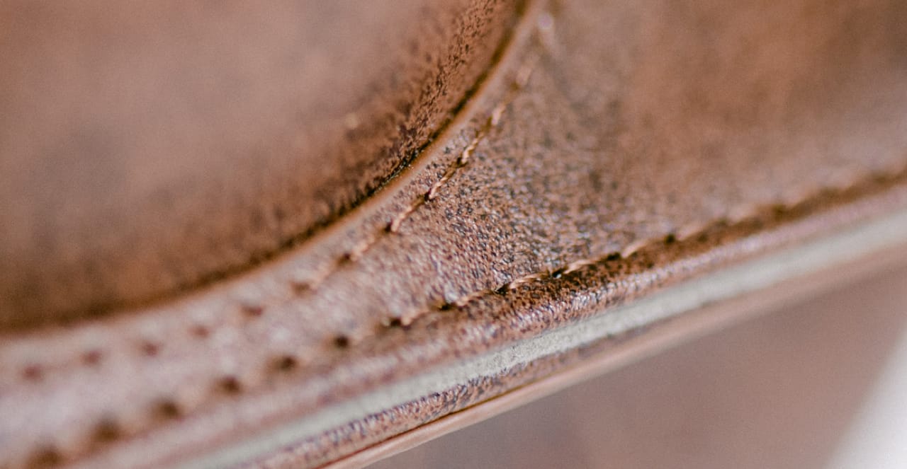 Couture et tranche de cuir – savoir-faire maroquinerie de luxe ELC Fougères