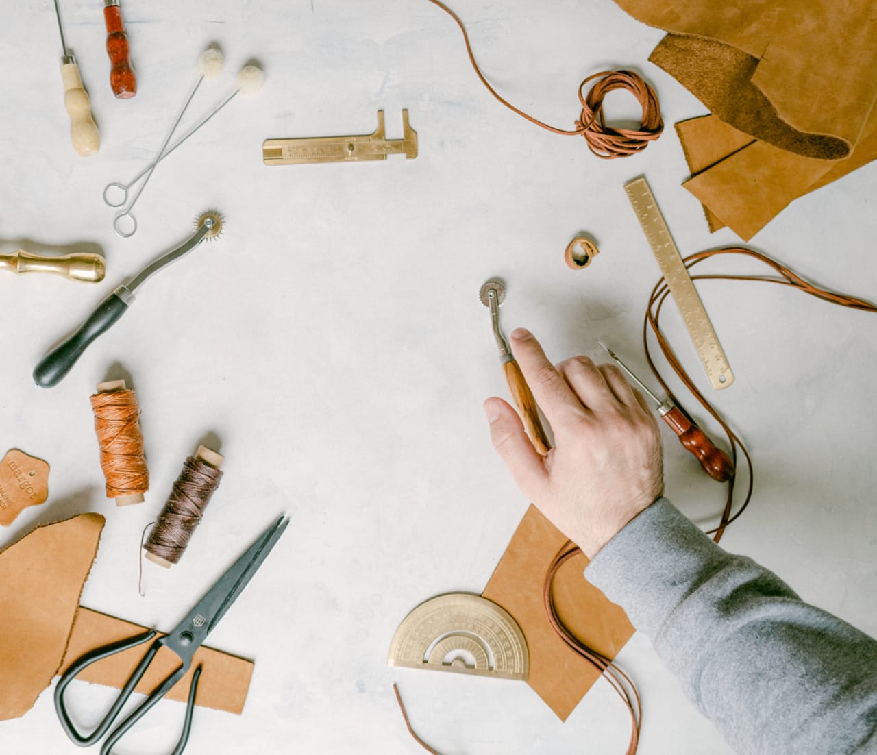 Outils de maroquinier – atelier ELC Fougères, fabricant maroquinerie de luxe